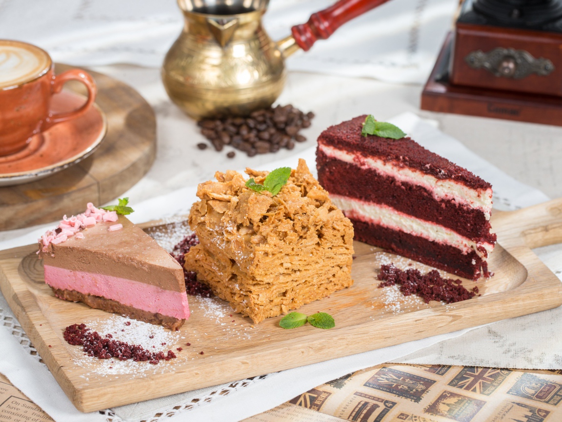 Три аппетитных куска торта на разделочной доске