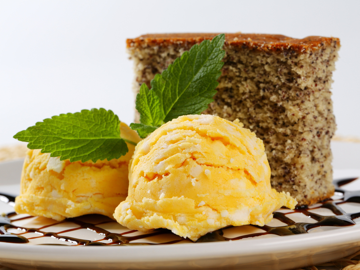 Два шарика фруктового мороженого с кусочком пирога