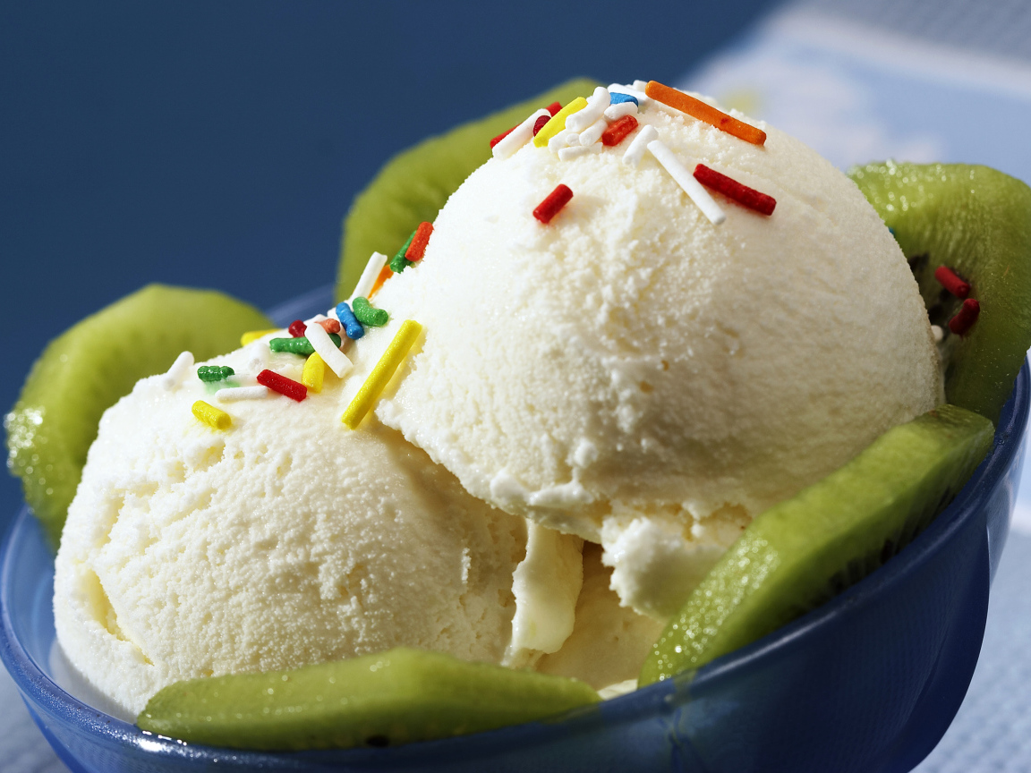 Ванильное мороженое с кусочками киви в синей тарелке