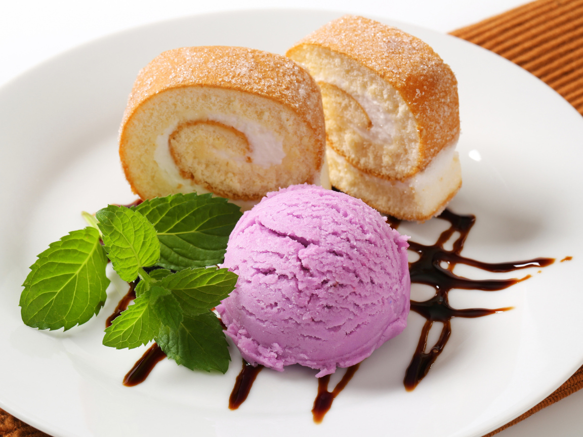 Ванильный рулет с мороженым 