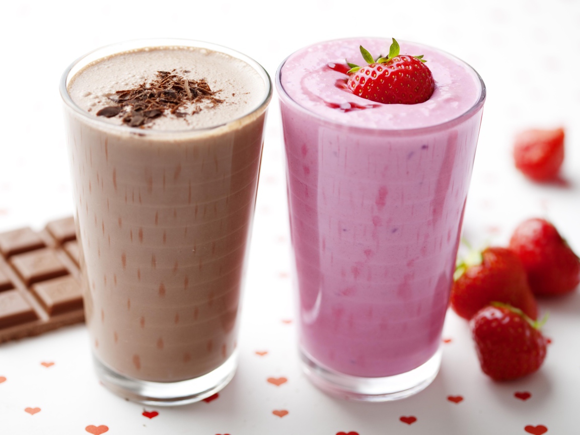Шоколадное и клубничное смузи в стаканах на столе