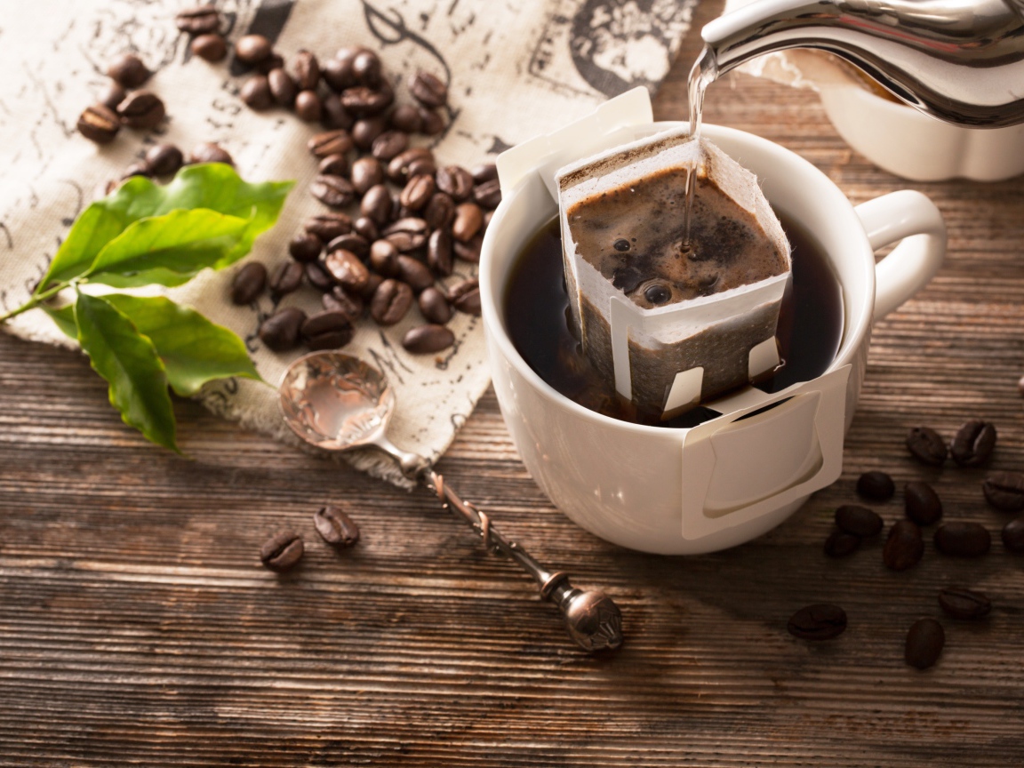 Кофе заваривают в белой чашке