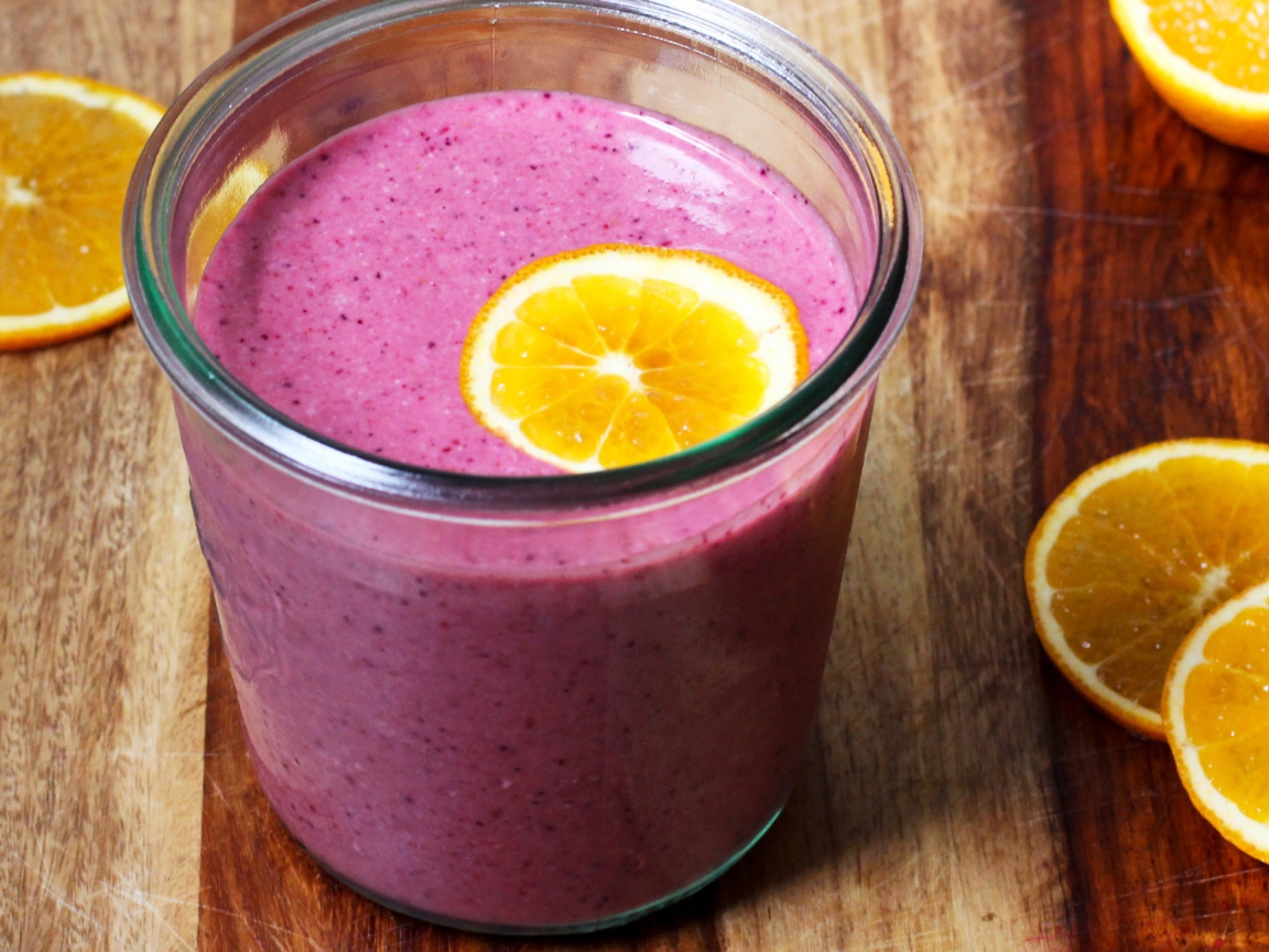 Свежий ягодный смузи с кусочками апельсина