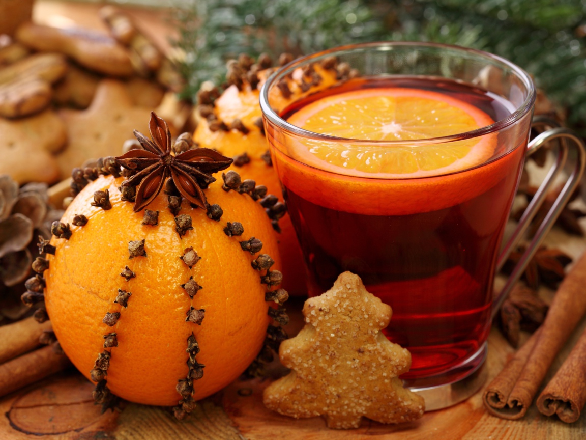 Горячий чай с лимоном, апельсином, корицей и печеньем