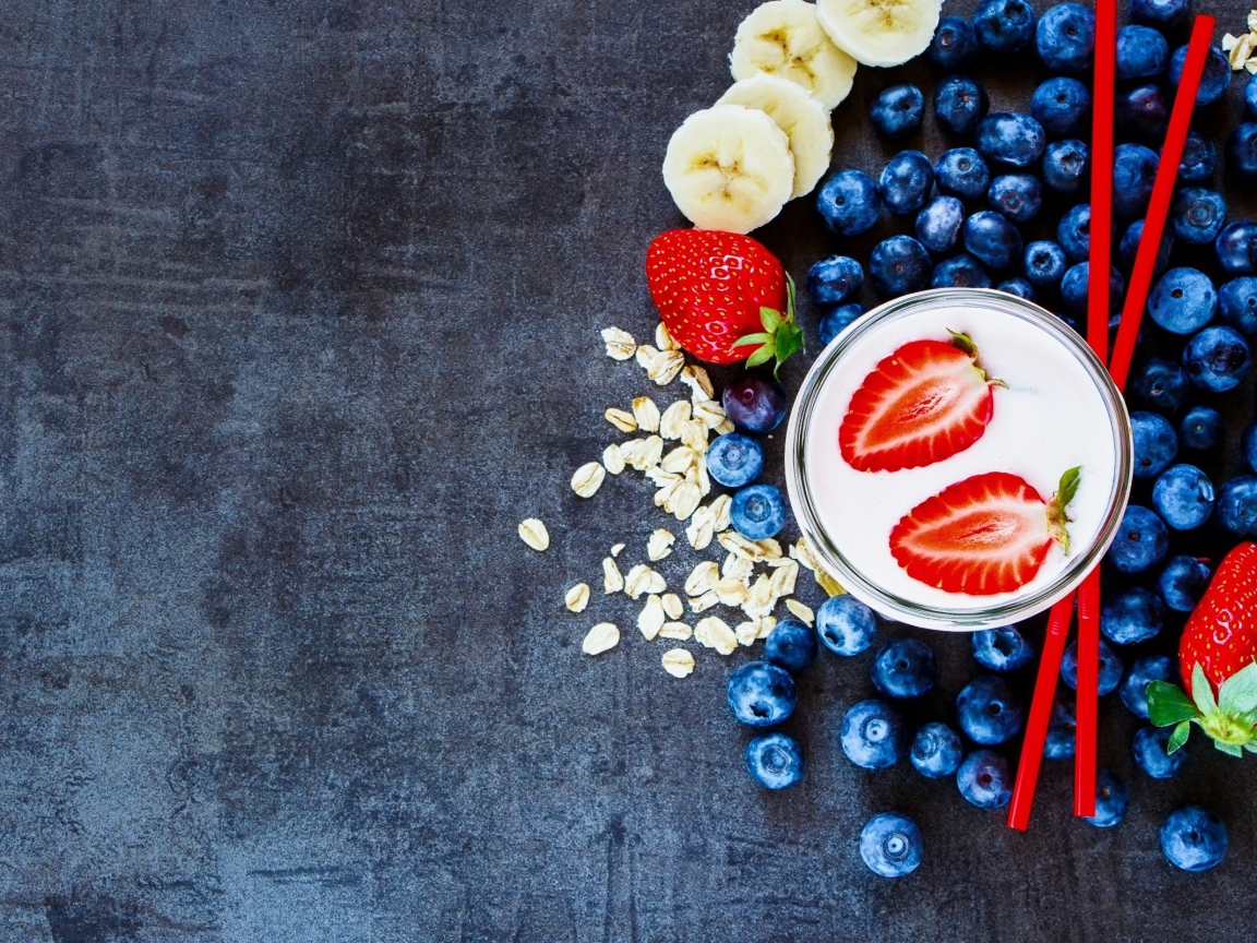 Клубничный молочный коктейль с фруктами текстура  