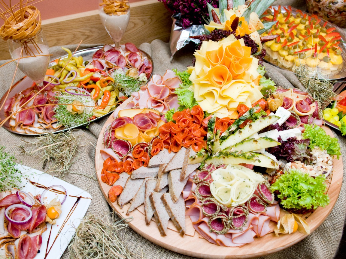Аппетитные нарезки на праздничном столе
