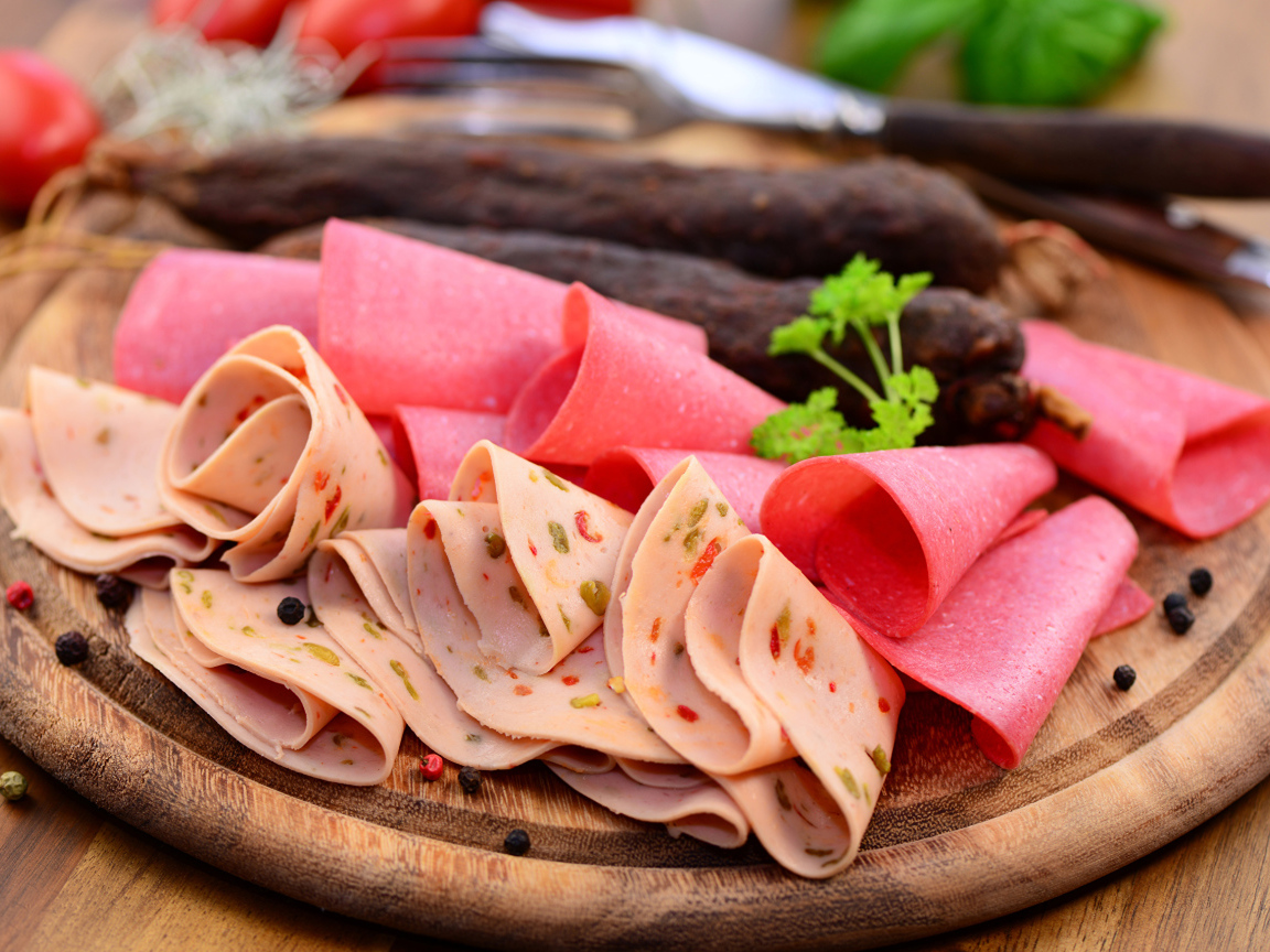 Колбасная нарезка на деревянной доске 