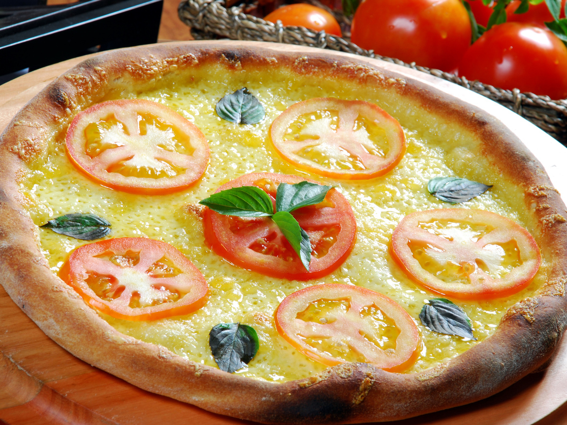 Пицца с сыром и помидорами с аппетитными зажаренными краями