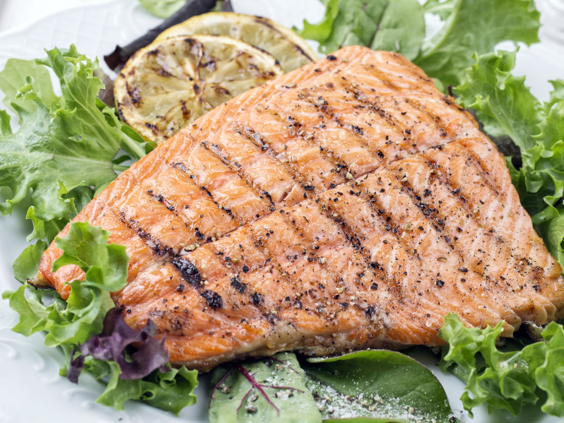 Вкусный кусок жареной рыбы со специями