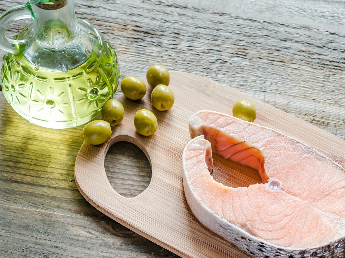 Стейк из лосося с оливками и оливковым маслом