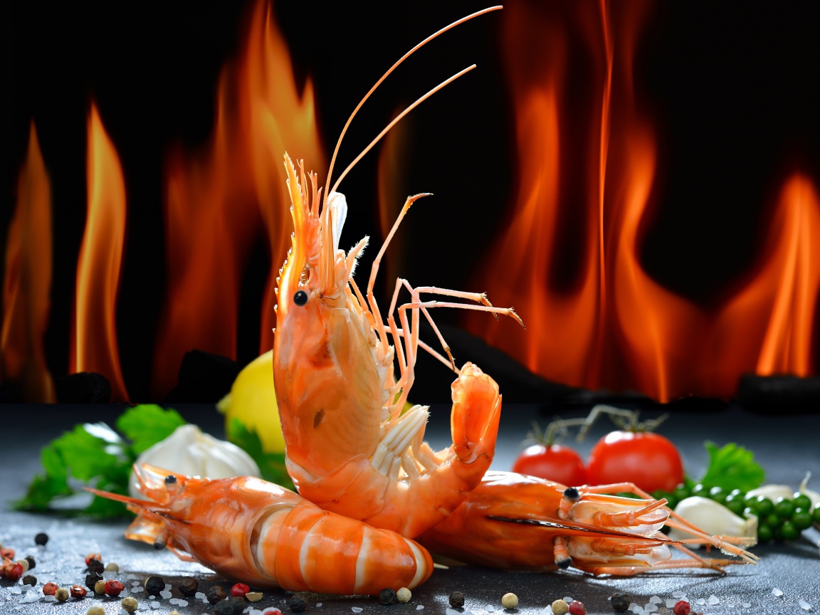 Креветки со специями на фоне огня