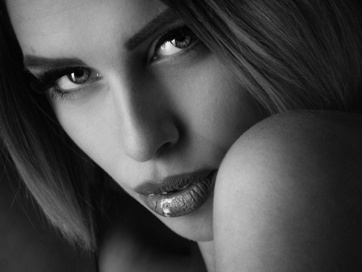 Взгляд красивой молодой девушки черно белое фото 