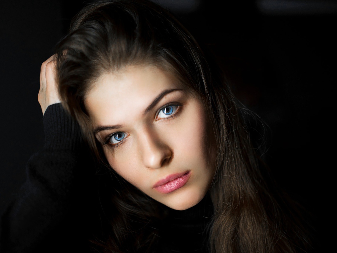 Задумчивый взгляд девушки с голубыми глазами 