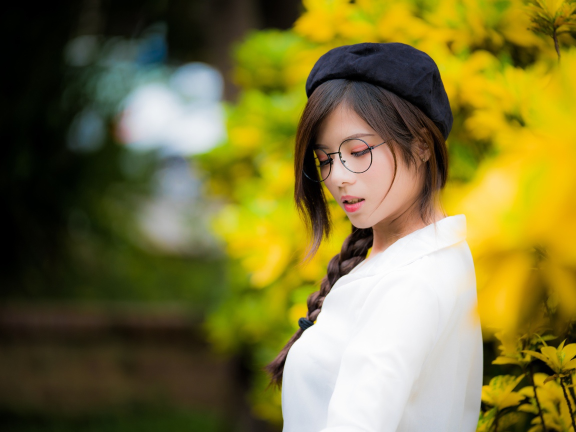 Девушка азиатка в очках и черном берете