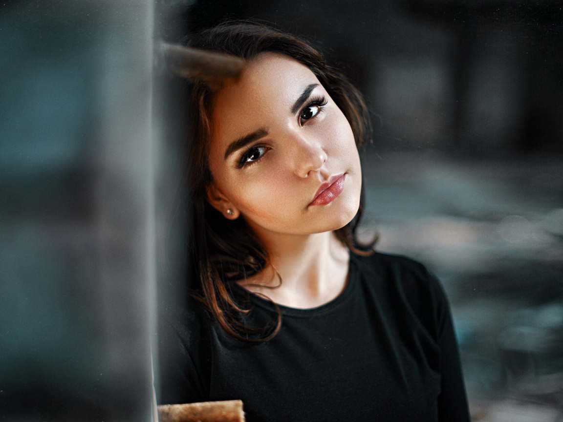 Красивая кареглазая девушка с длинными ресницами 