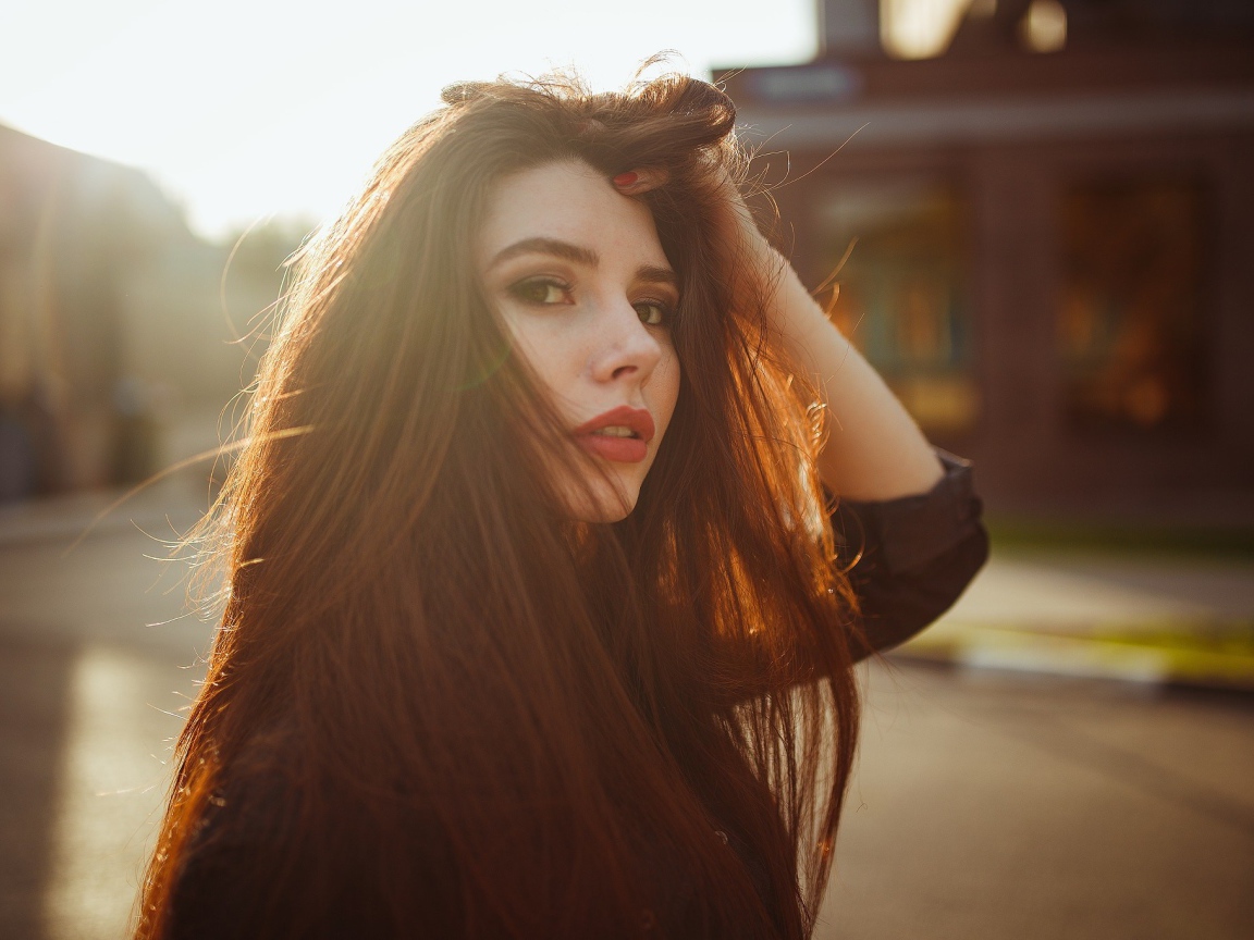 Красивая девушка брюнетка в солнечных лучах 