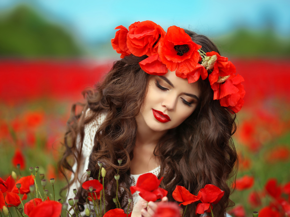 Красивая девушка шатенка с венком из красных маков на голове