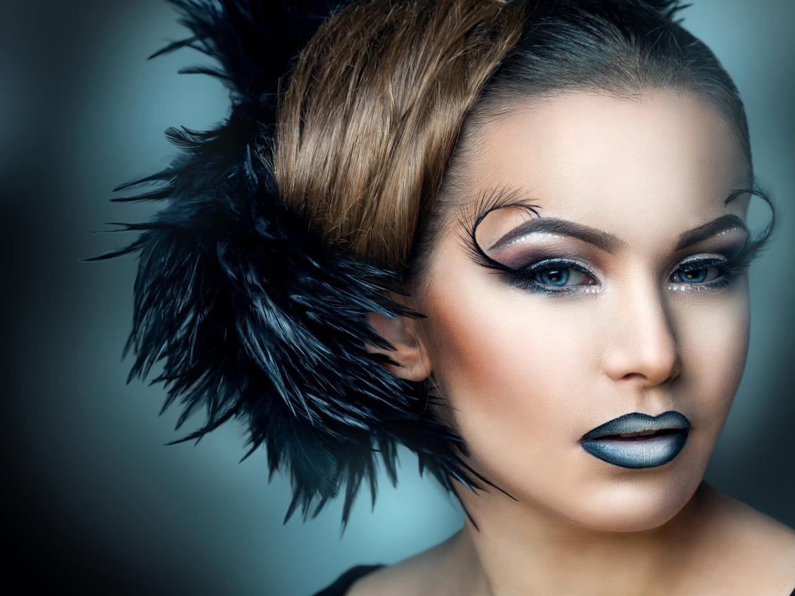 Красивая девушка шатенка с ярким макияжем