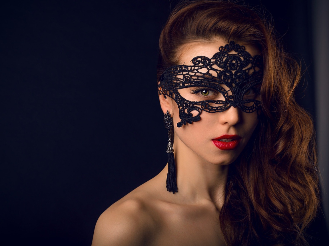 Красивая брюнетка с черной маской на лице 