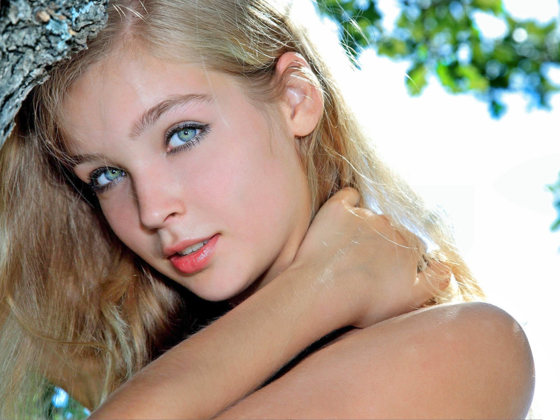 Красивая нежная голубоглазая блондинка