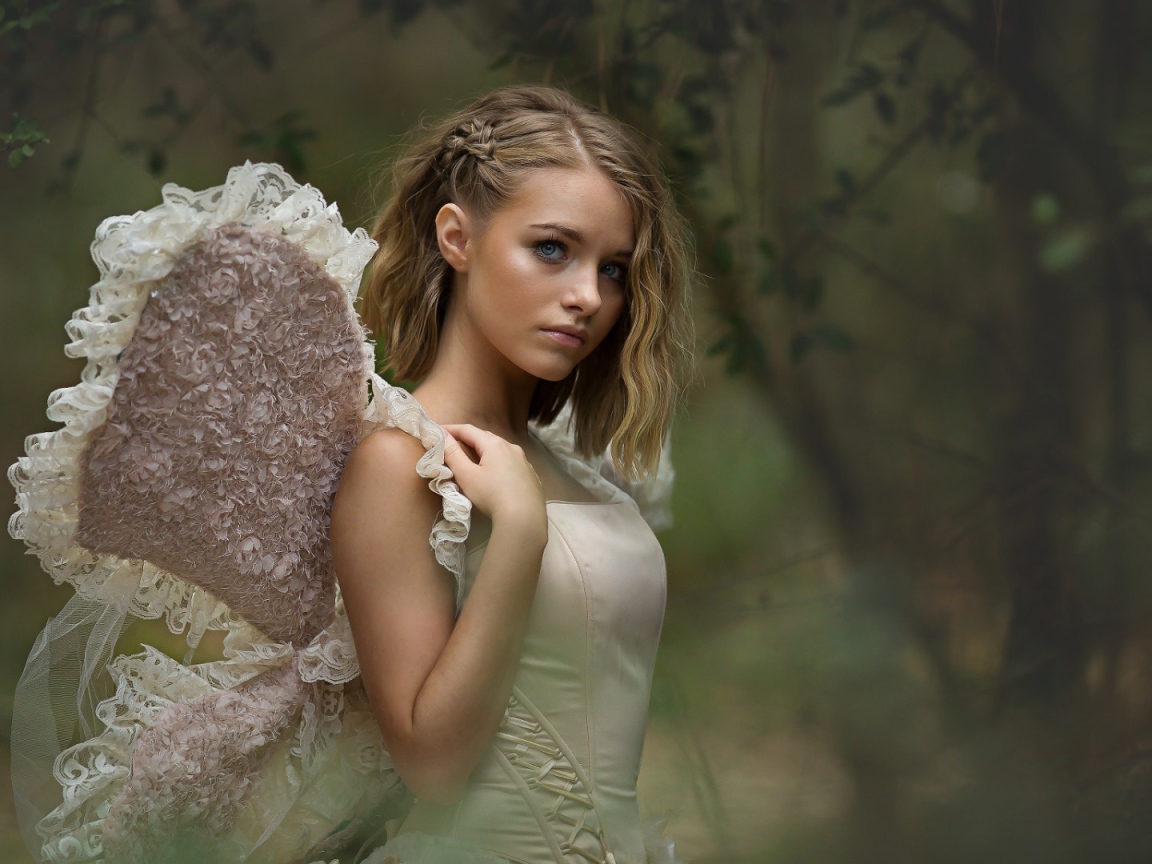 Красивая девушка в костюме с крыльями