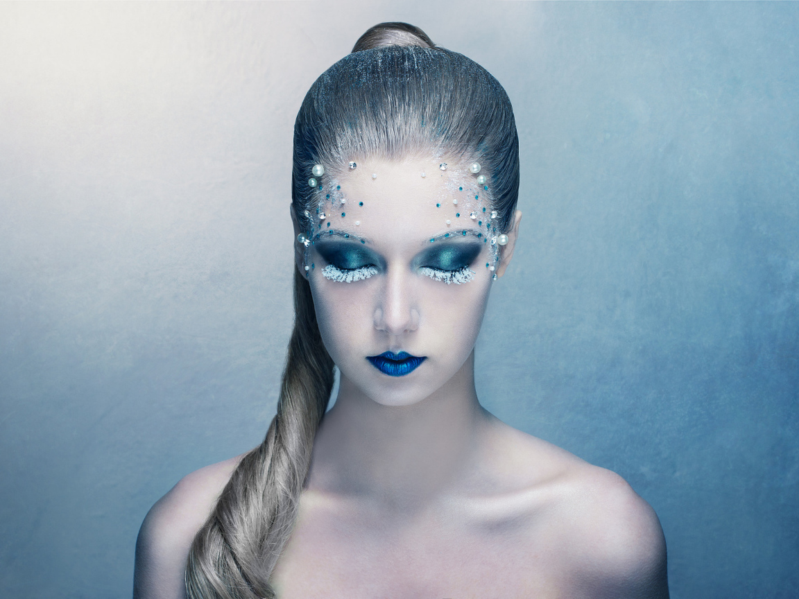 Красивая девушка с фантастическим синим макияжем
