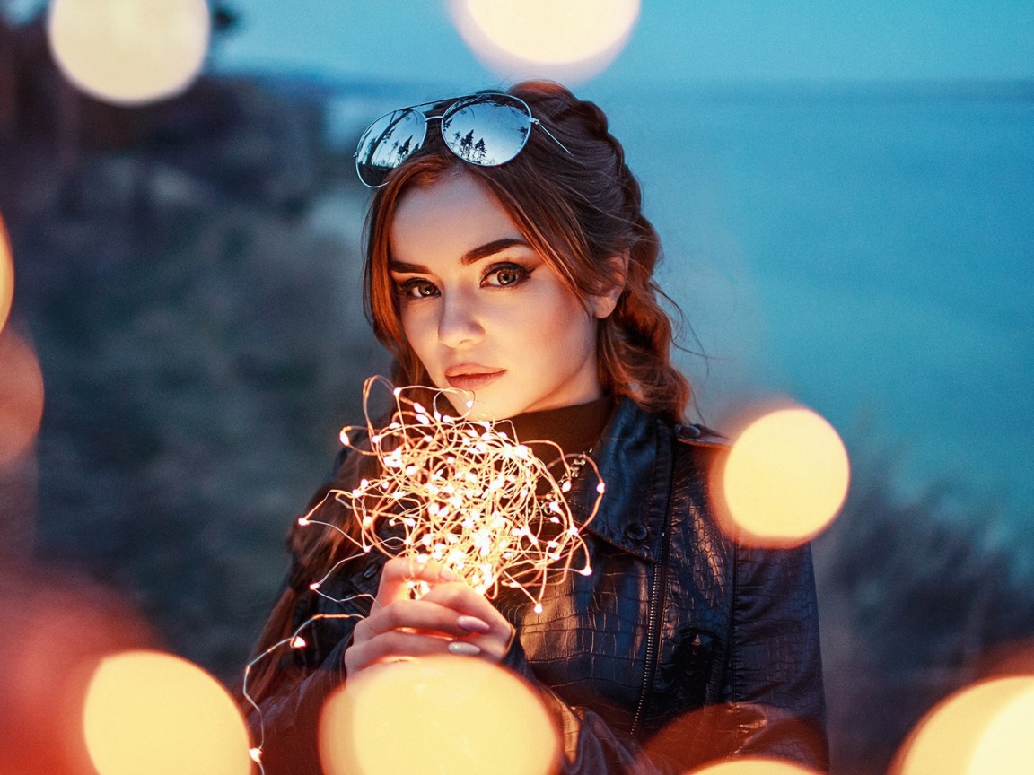 Красивая девушка с включенной гирляндой 