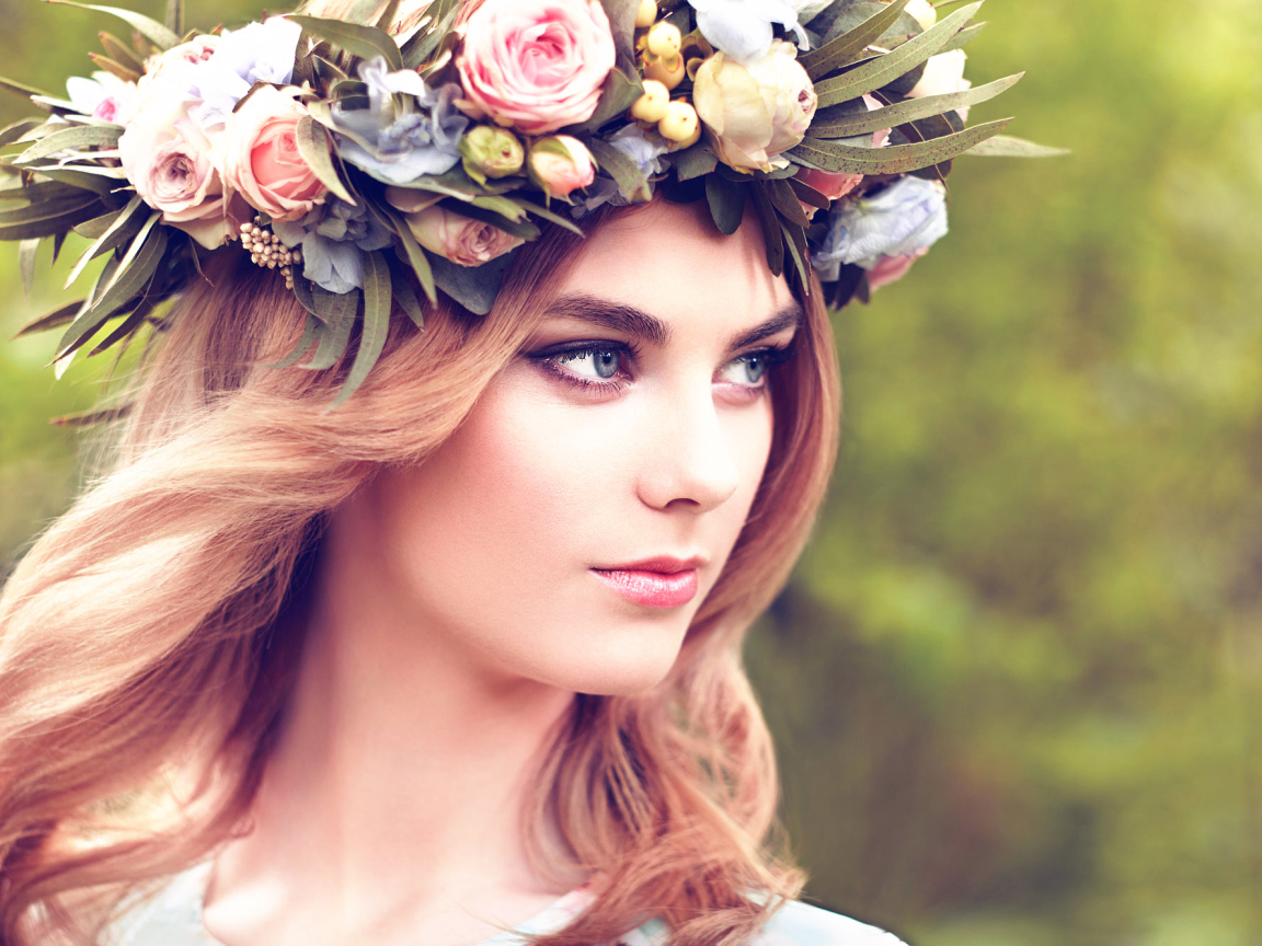 Красивая девушка с венком из цветов на голове 