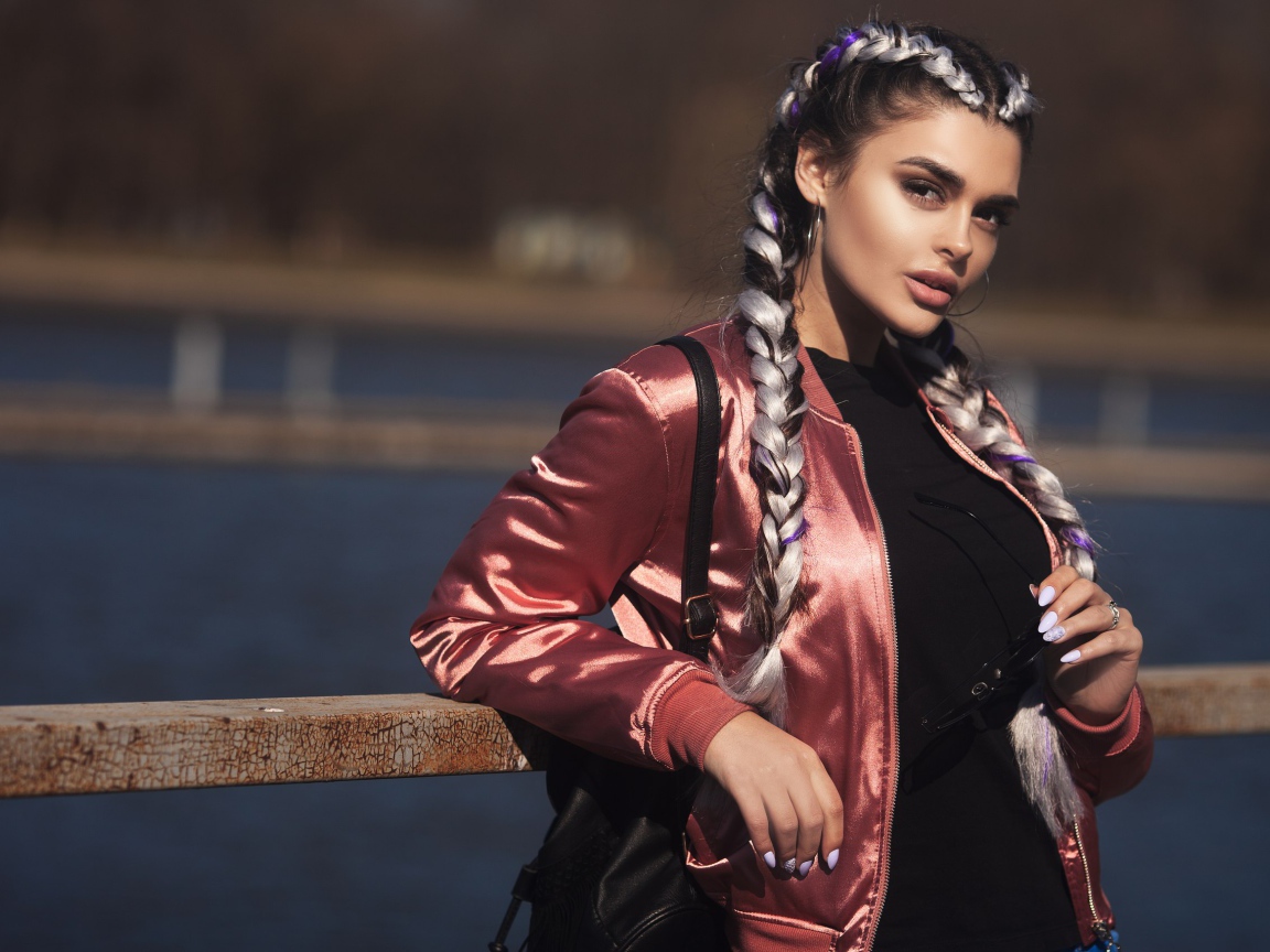 Красивая девушка с косами на голове