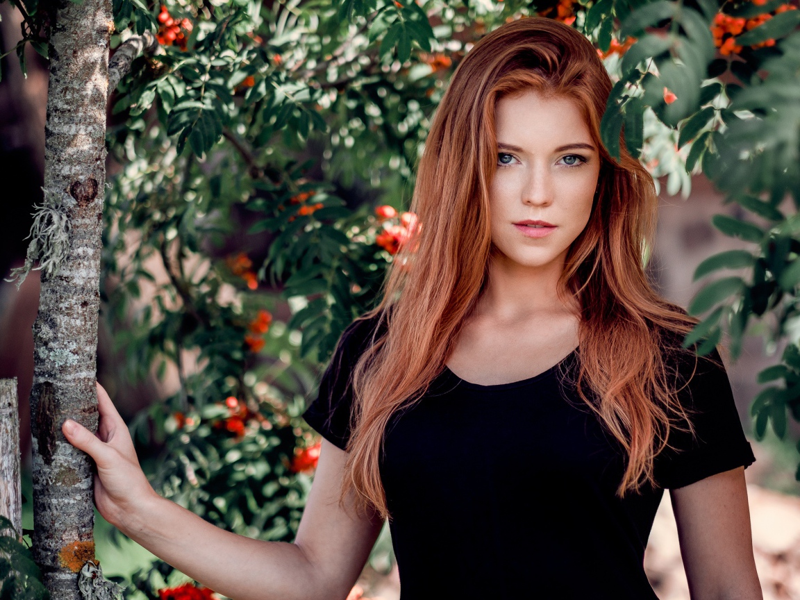 Красивая девушка с рыжими длинными волосами 