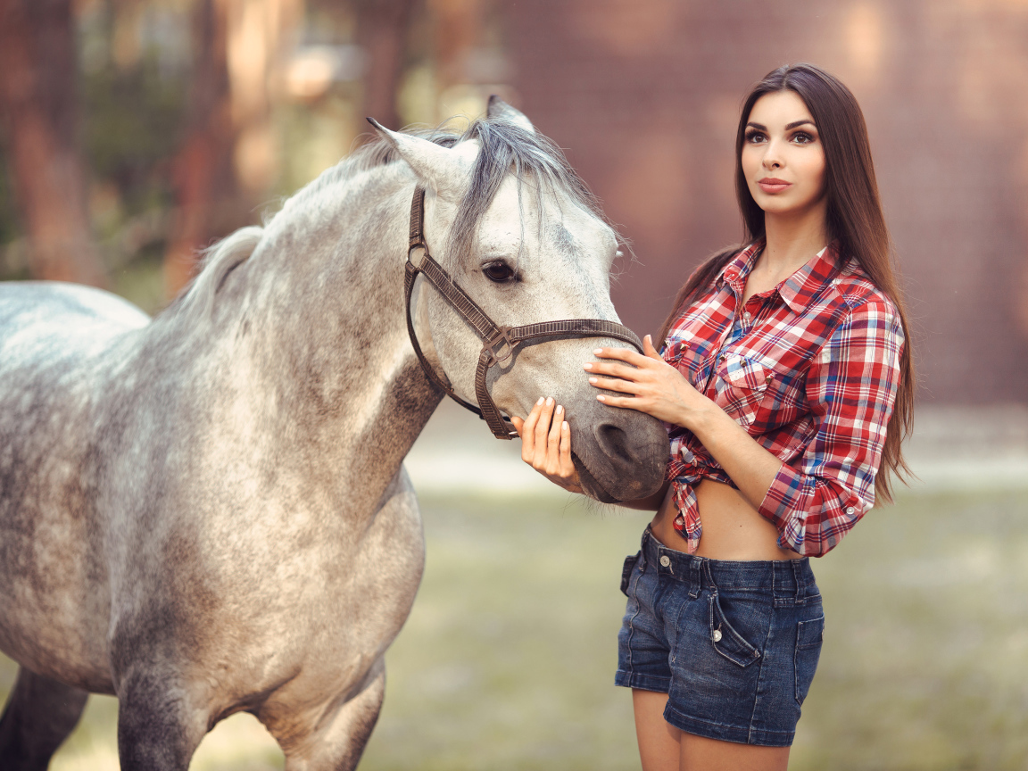 Красивая длинноволосая шатенка с лошадью