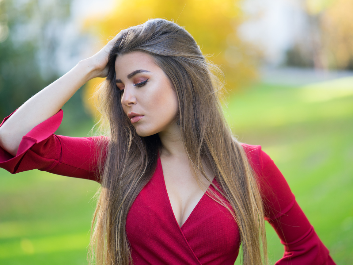 Красивая длинноволосая девушка в красном наряде