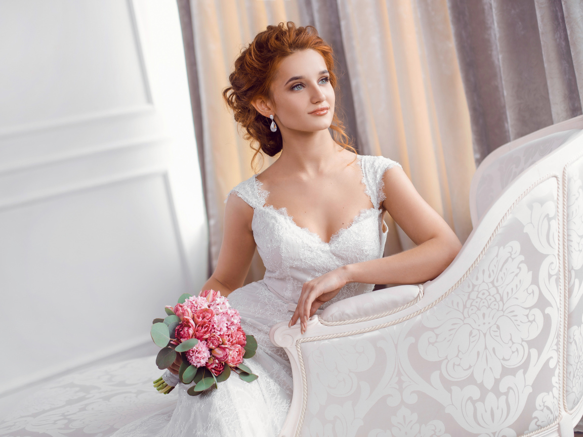 Красивая рыжеволосая девушка невеста в красивом свадебном платье