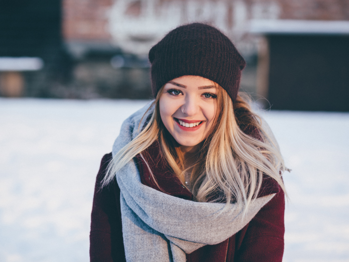 Красивая улыбающаяся девушка в зимней шапке