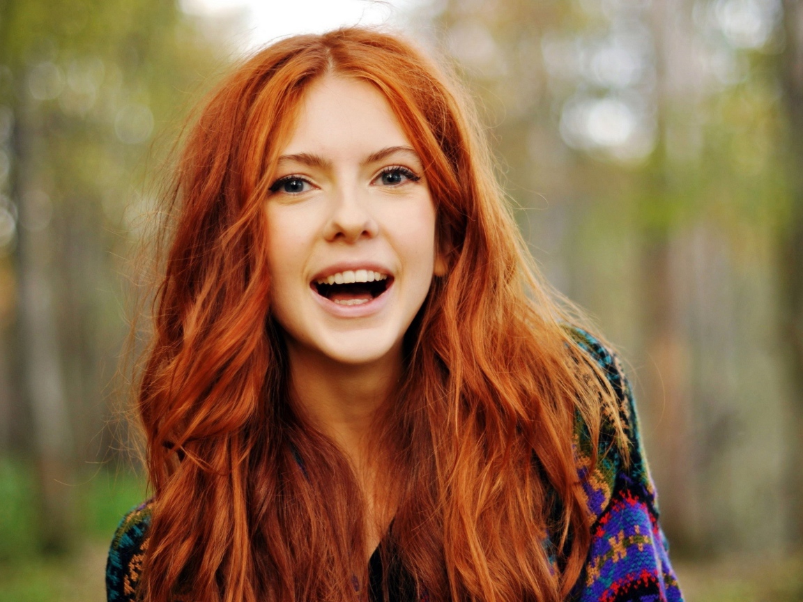 Красивая улыбающаяся рыжеволосая девушка