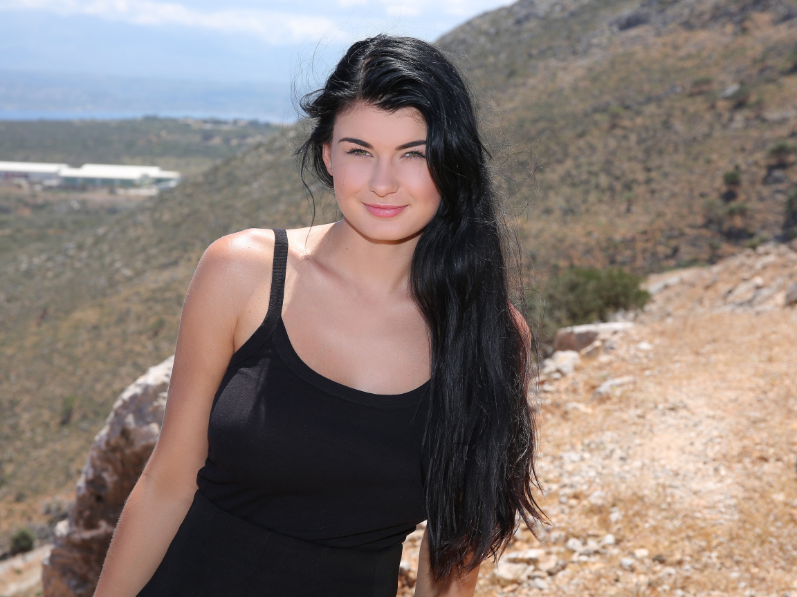 Красивая молодая брюнетка в черном