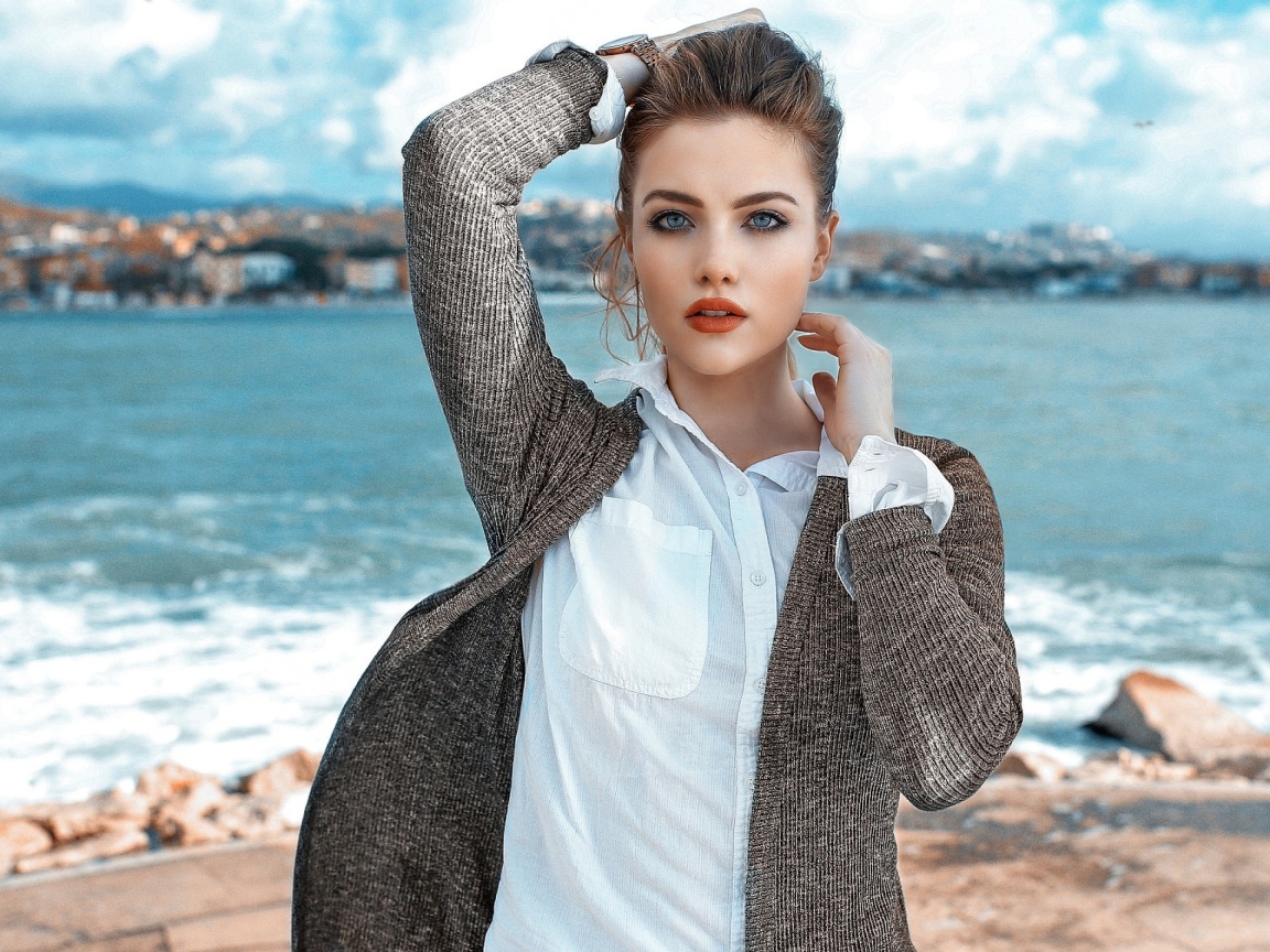 Красивая молодая девушка с голубыми глазами 