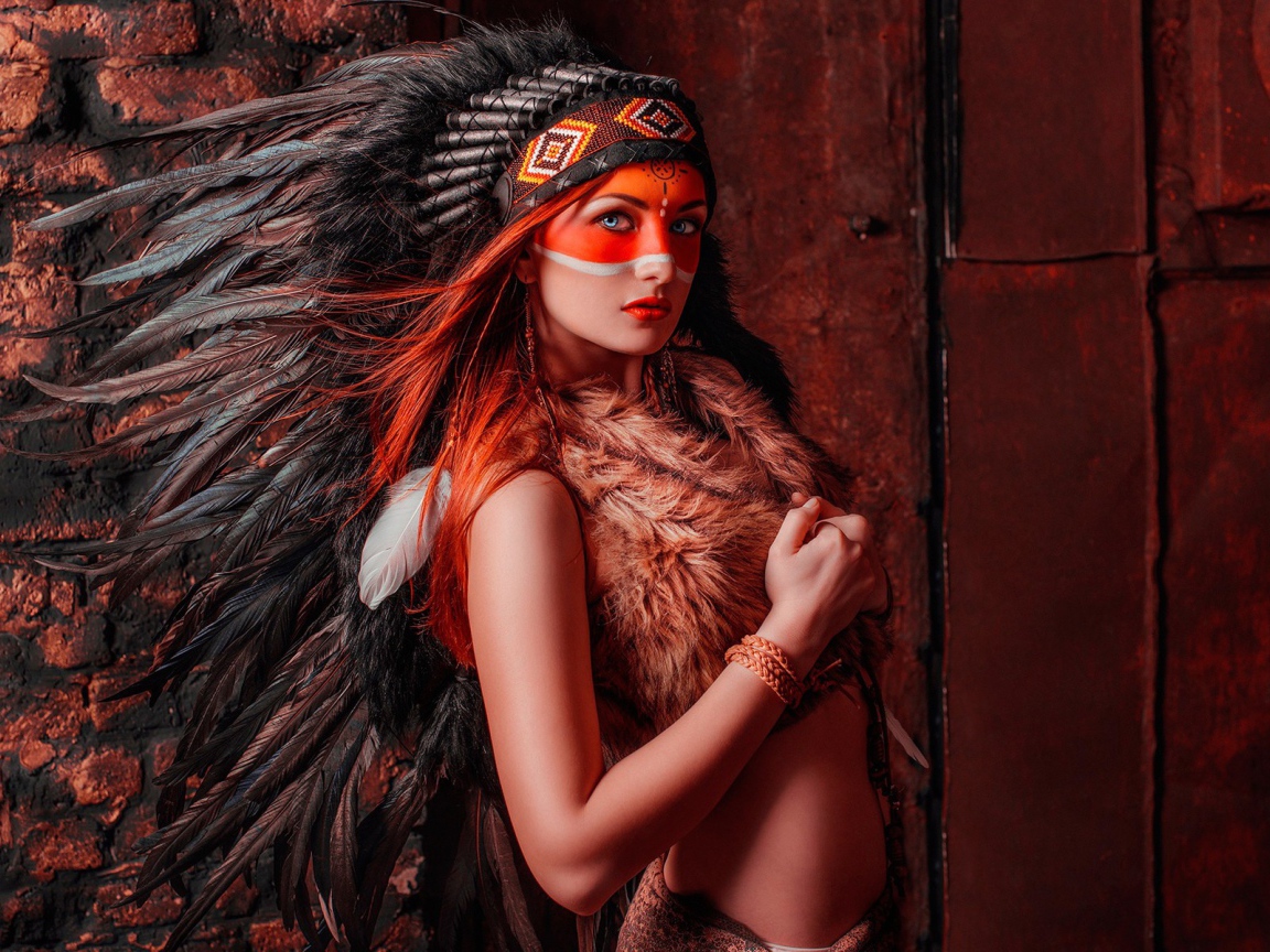 Голубоглазая девушка в костюме индейца 