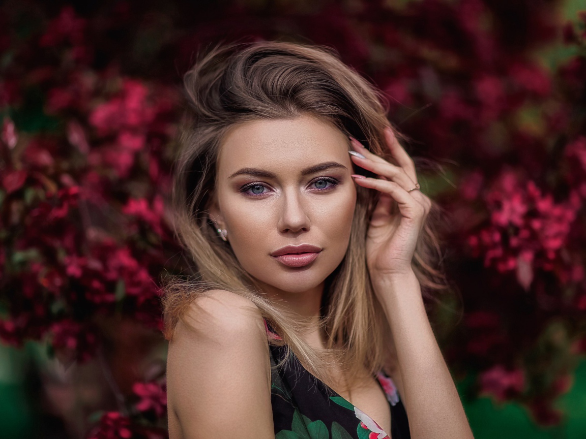 Яркая красивая девушка в цветастом платье