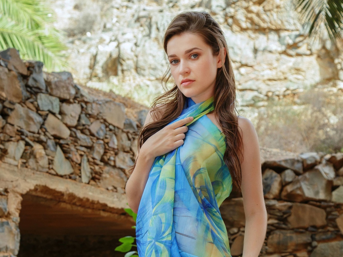 Девушка брюнетка в разноцветном парео