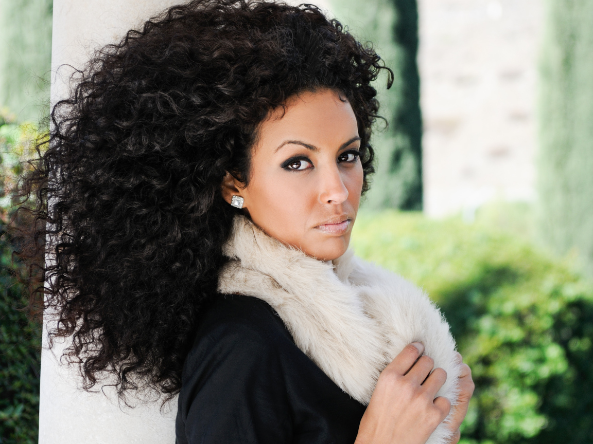 Девушка брюнетка с красивыми кудрявыми волосами