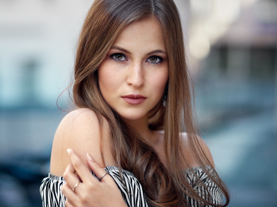 Девушка брюнетка с зелеными глазами 