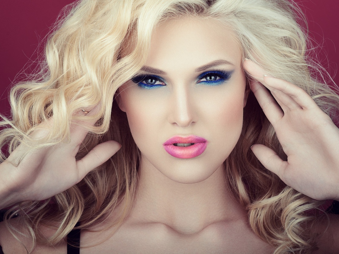Эффектная блондинка с красивым ярким макияжем 