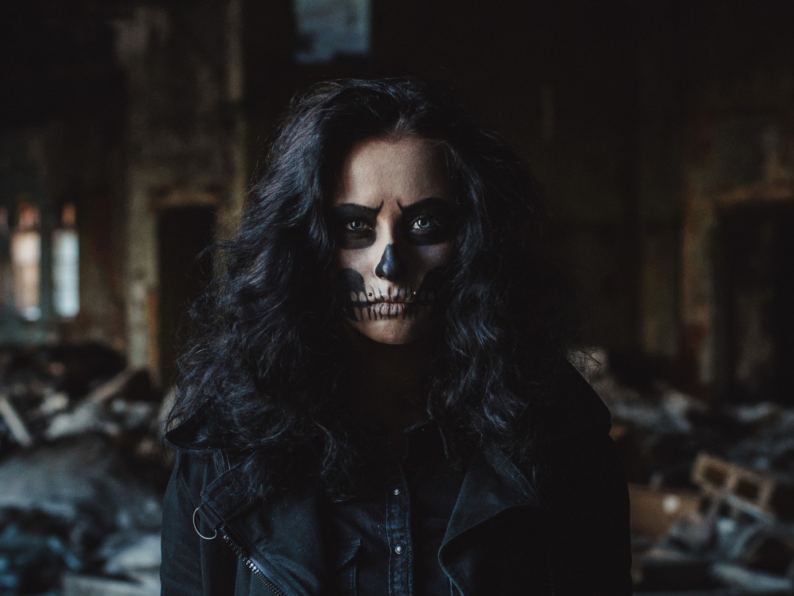 Девушка с черными волосами и разрисованным лицом 