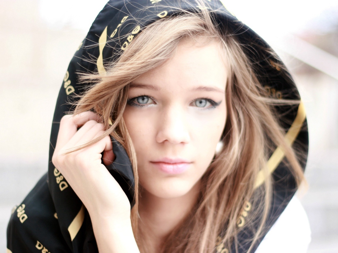 Девушка с голубыми глазами с капюшоном на голове