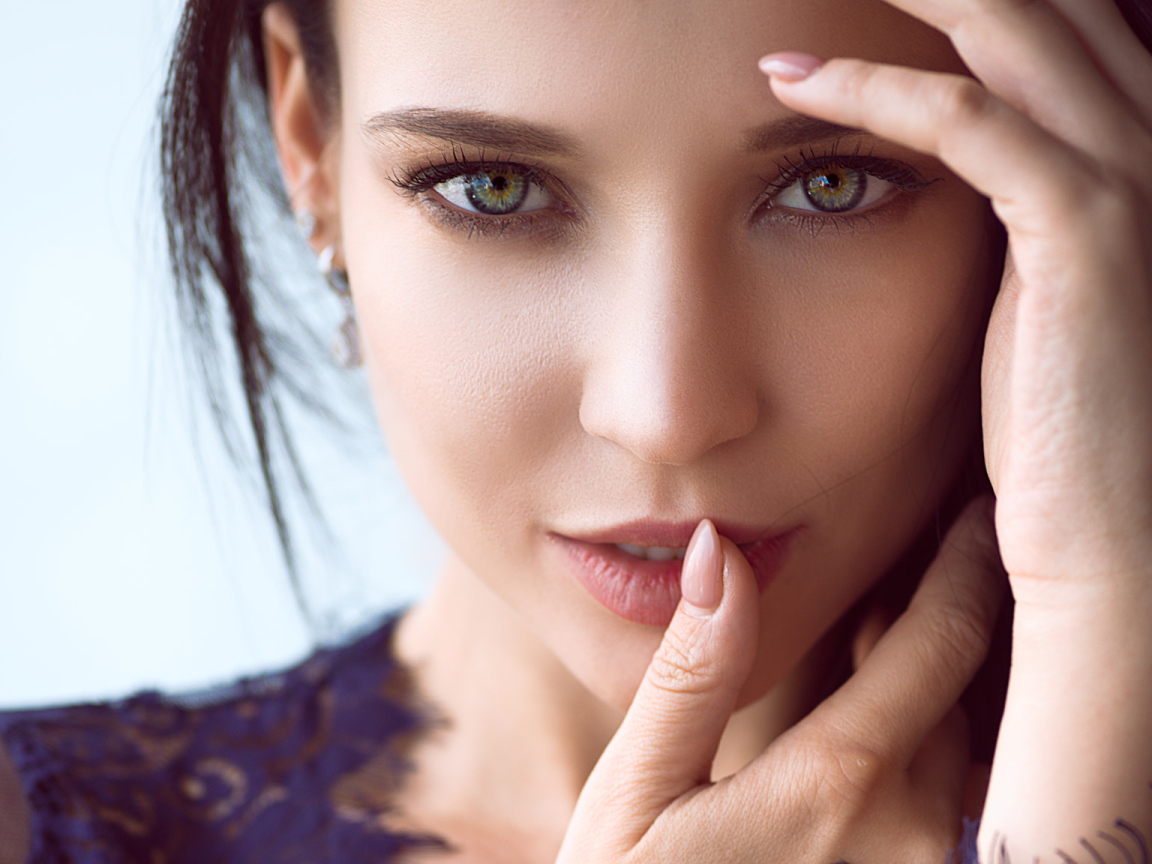 Зеленоглазая девушка модель с выразительным взглядом