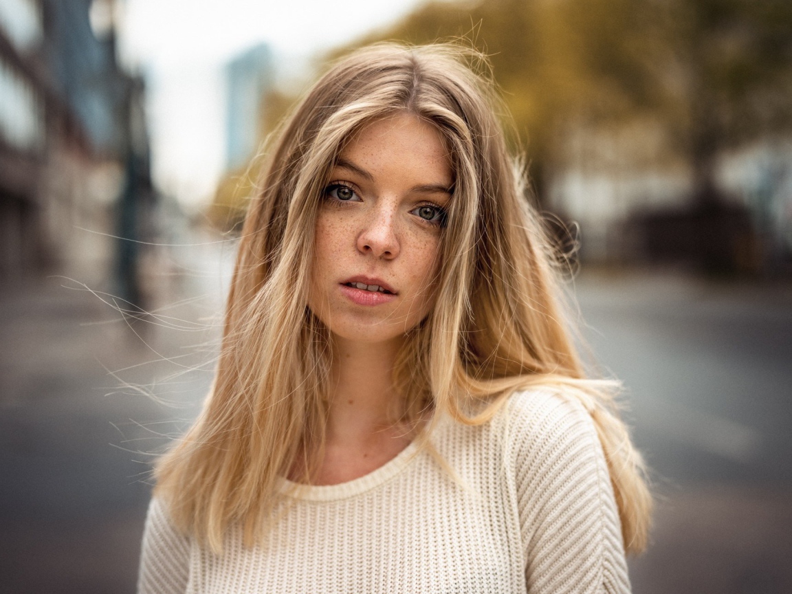 Милая девушка блондинка с веснушками 