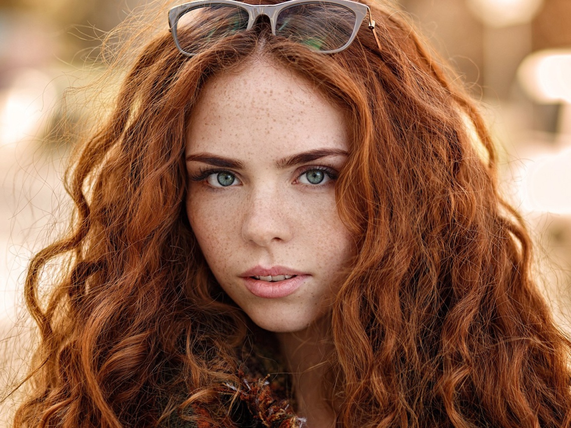 Рыжеволосая красивая девушка с зелеными глазами 