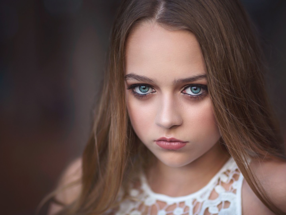 Грустная девушка с большими голубыми глазами 