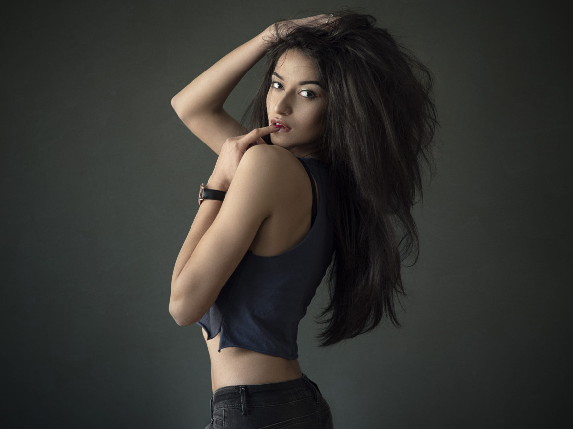 Эффектная девушка с длинными черными волосами